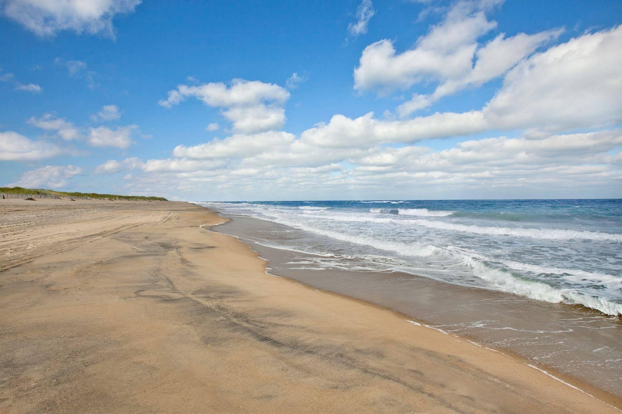 Days Inn By Wyndham Kill Devil Hills Oceanfront - Wilbur Bagian luar foto